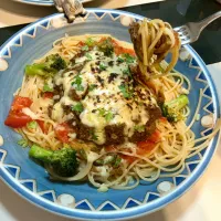 トマト🍅とブロッコリー🥦とピーマン🫑のペペロンチーノに鶏肉まみれのカレーを乗っけて、ピザチーズを散らして炙りました！|Takeshi  Nagakiさん