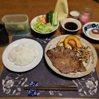ご飯、ビーフステーキ、野菜ソテー、トマト,レタス,きゅうり,野沢菜漬け、にんにくのしそ漬け、コカ・コーラ、烏龍茶、練乳かけ手作りミルクココアゼリー(夕飯)|enarinさん