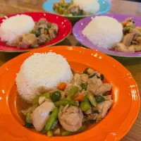 家庭菜園にんにくとピーマンでチキンのバジル炒め|愛さん